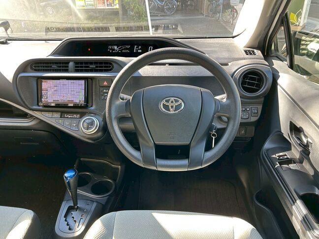 視界良好な運転席！シンプルで使いやすいコックピット。【アクア】